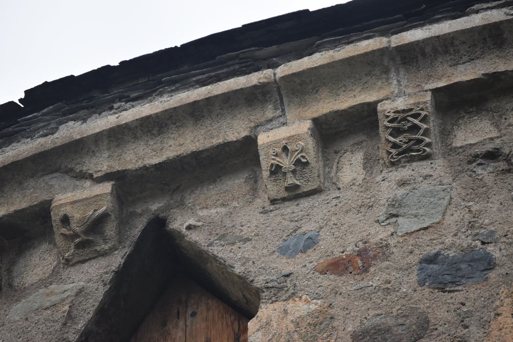 chevet, détail des modillons sculptés