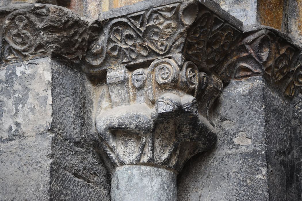 portail d’accès nord, détail d’un chapiteau sculpté