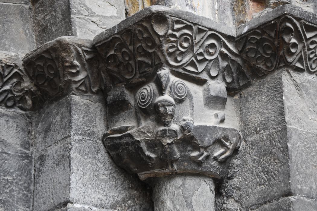 portail d’accès nord, détail d’un chapiteau sculpté