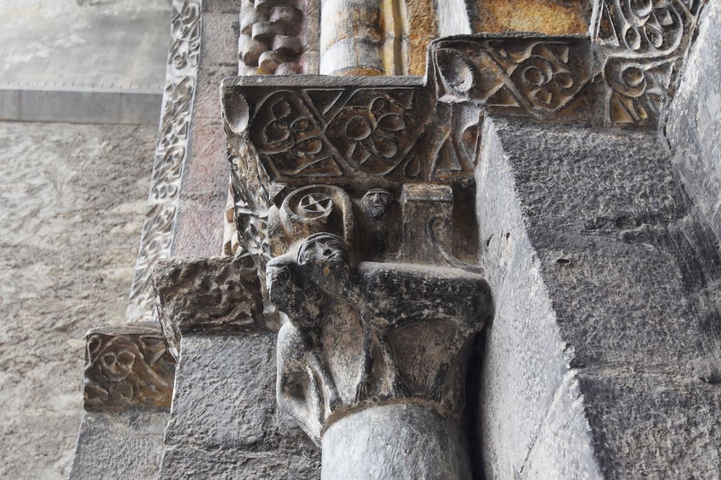 portail d’accès nord, détail d’un chapiteau sculpté