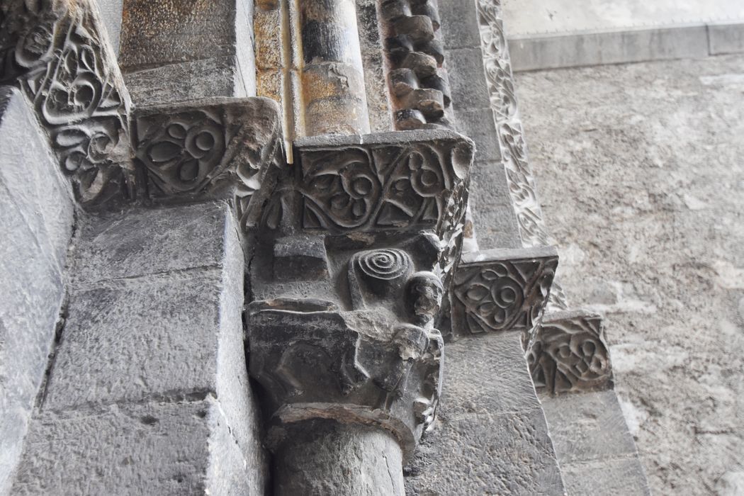 portail d’accès nord, détail d’un chapiteau sculpté