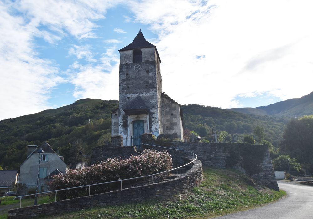 vue générale de l’église dans son environnement depuis l’Ouest