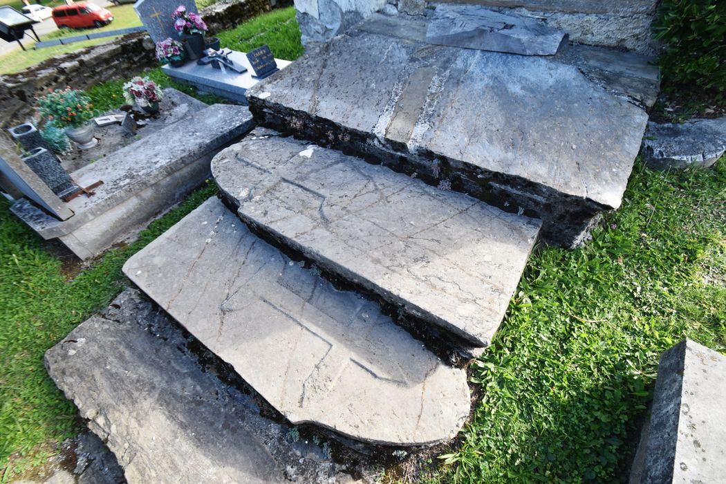 portail d’accès ouest, emmarchement composé de dalles funéraires