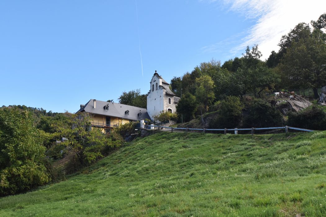 vue partielle de l’église dans son environnement depuis le Sud-Ouest
