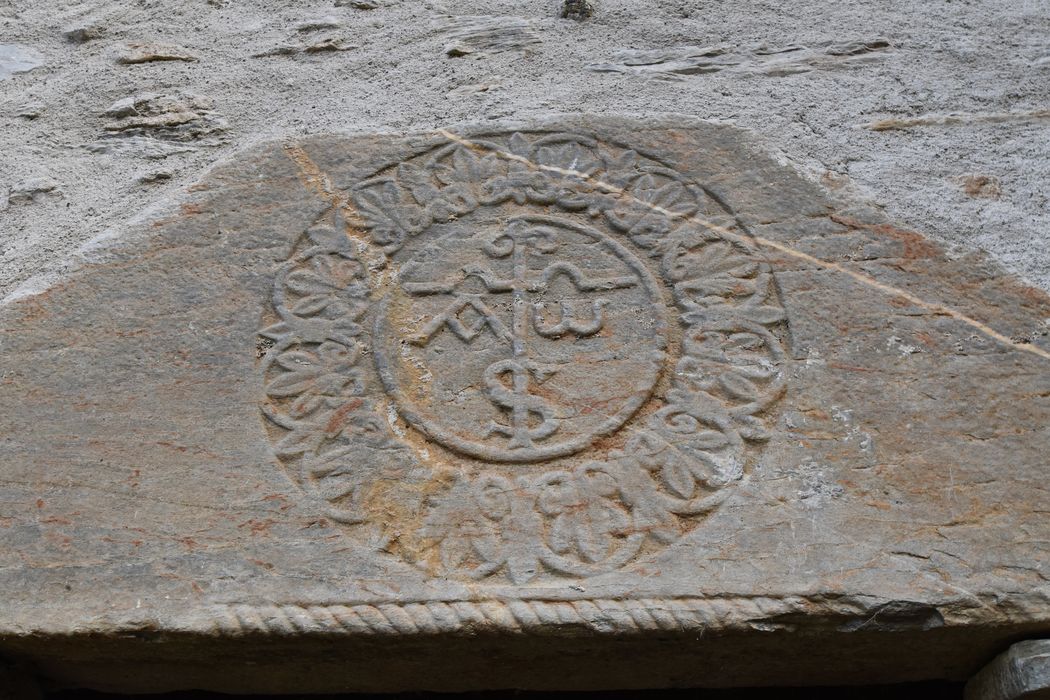façade latérale sud, porte d’accès à droite, détail du chrisme du linteau