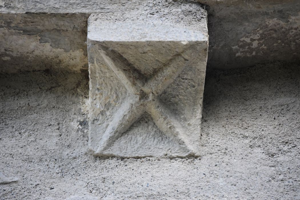 façade latérale sud, détail d’un modillon sculpté