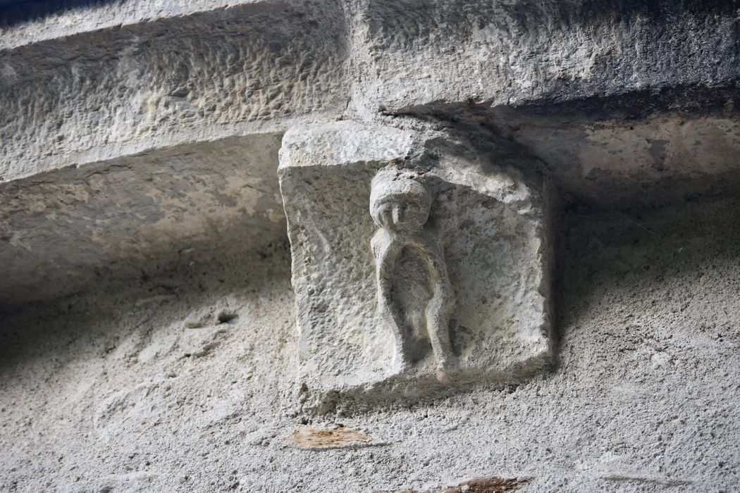 chevet, détail d’un modillon sculpté