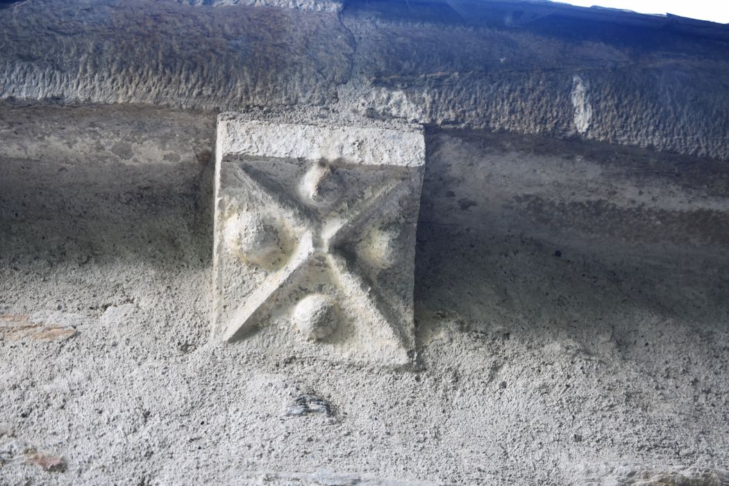 chevet, détail d’un modillon sculpté