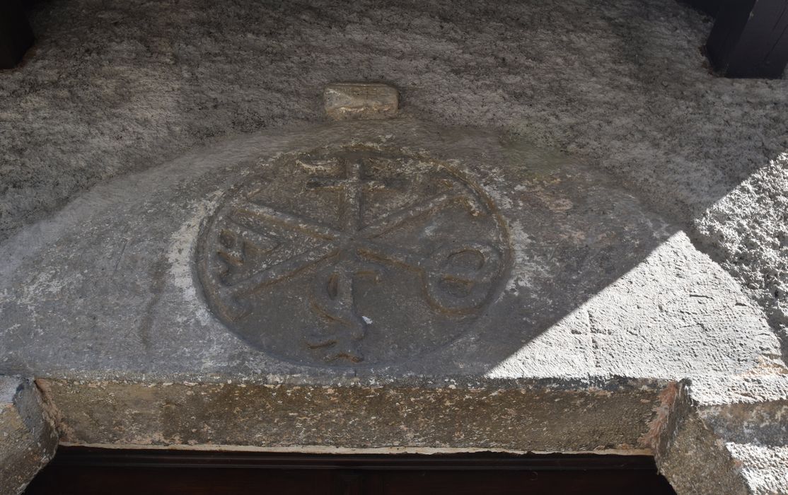 façade sud-ouest, portail d’accès, détail du chrisme du linteau
