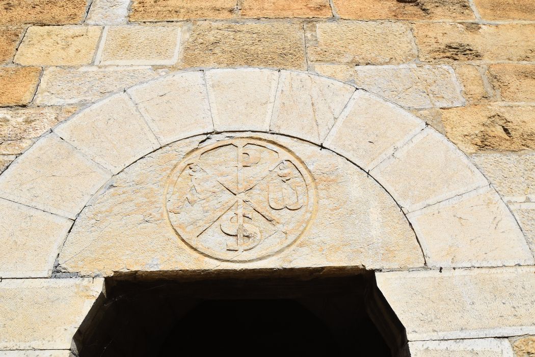 transept sud, porte d’accès, détail du chrisme du linteau