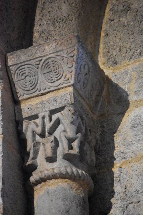 absidiole sud, détail d’un chapiteau sculpté