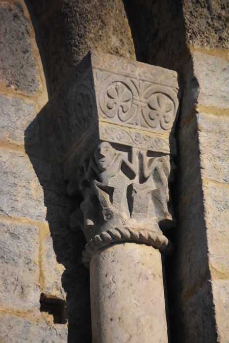 absidiole sud, détail d’un chapiteau sculpté