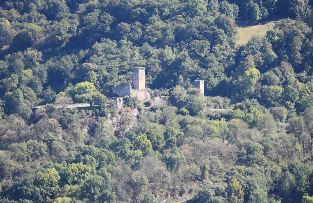vue partielle des vestiges dans leur environnement depuis la chapelle Notre-Dame de Piéta au Nord-Ouest