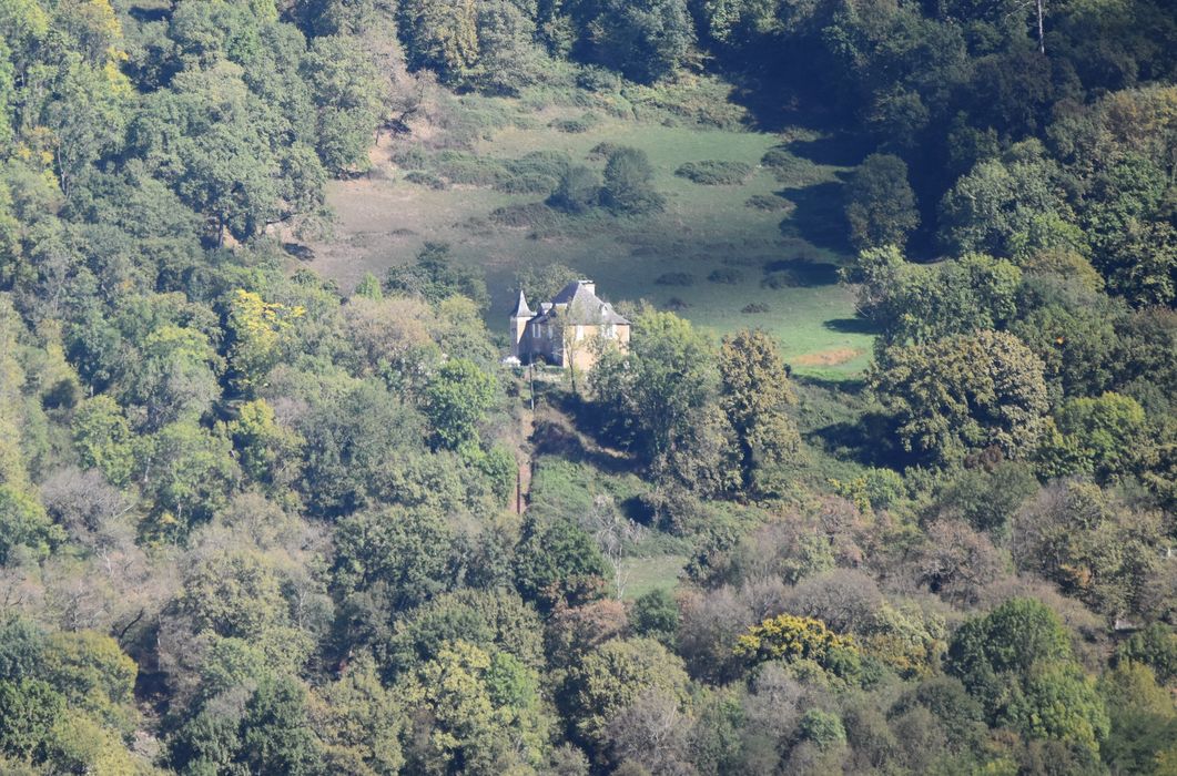 vue partielle du château dans son environnement depuis la chapelle Notre-Dame de Piéta au Sud-Ouest