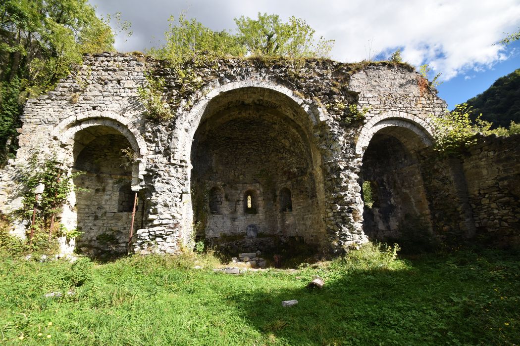 vue partielle des vestiges de l’église, choeur et absidioles