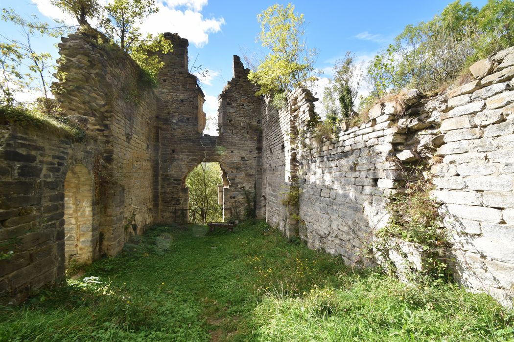 vue partielle des vestiges de l’église, nef