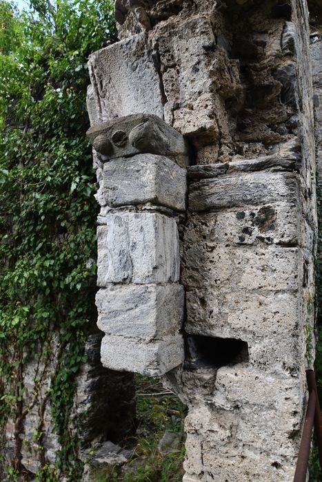 vue partielle des vestiges de l’église, portail d’accès ouest, détail