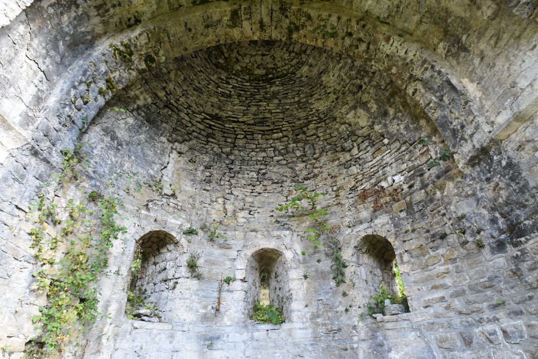 vue partielle des vestiges de l’église, voûte en cul-de-four de l’abside