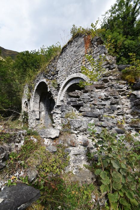 vue partielle des vestiges de l’église, choeur et absidioles