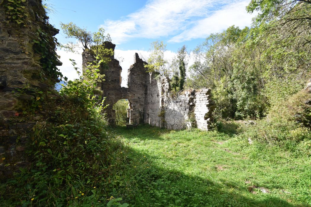 vue partielle des vestiges de l’église, nef