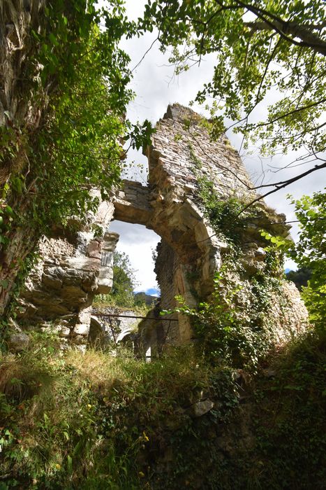 vue partielle des vestiges de l’église, façade ouest