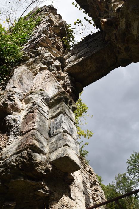 vue partielle des vestiges de l’église, portail d’accès ouest, détail
