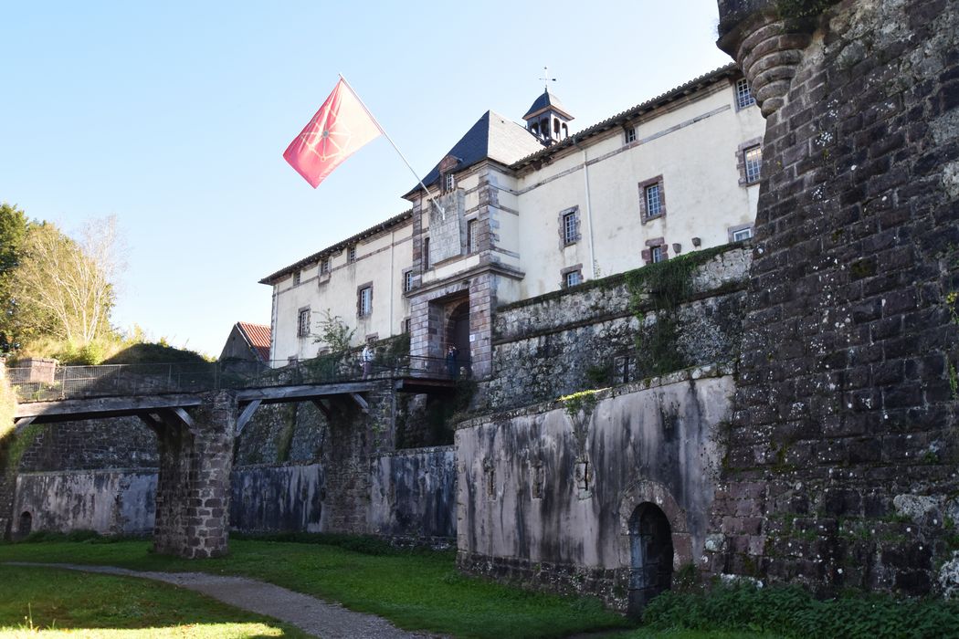 bâtiment ouest avec la porte Royale, façade nord-ouest