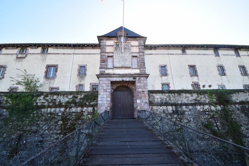 bâtiment ouest avec la porte Royale, façade nord-ouest