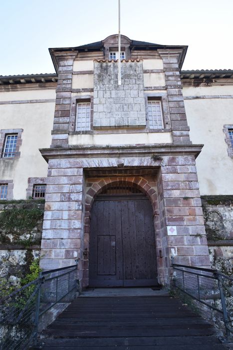 bâtiment ouest avec la porte Royale, façade nord-ouest