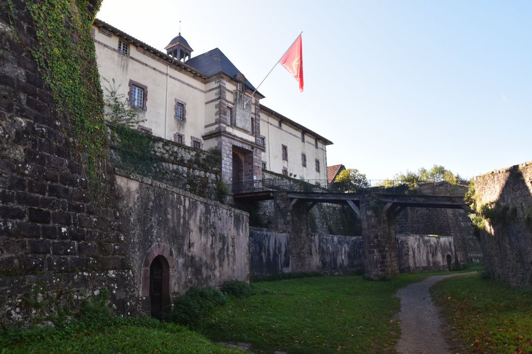 bâtiment ouest avec la porte Royale, façade nord-ouest