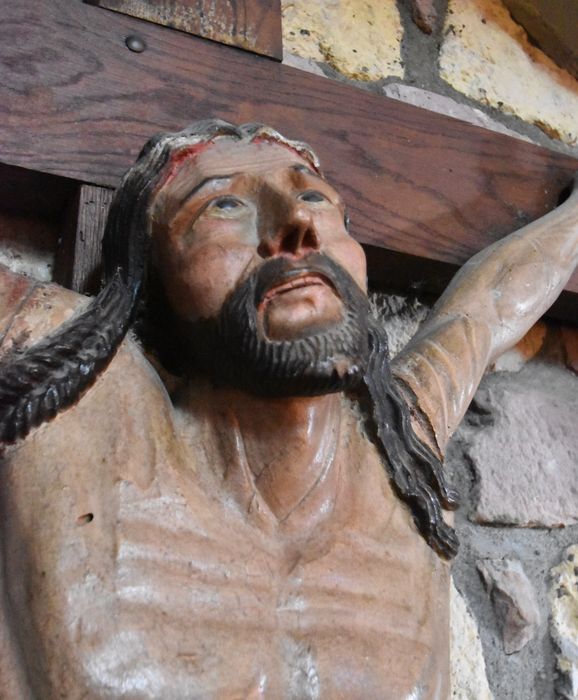 statue : Christ en croix, détail