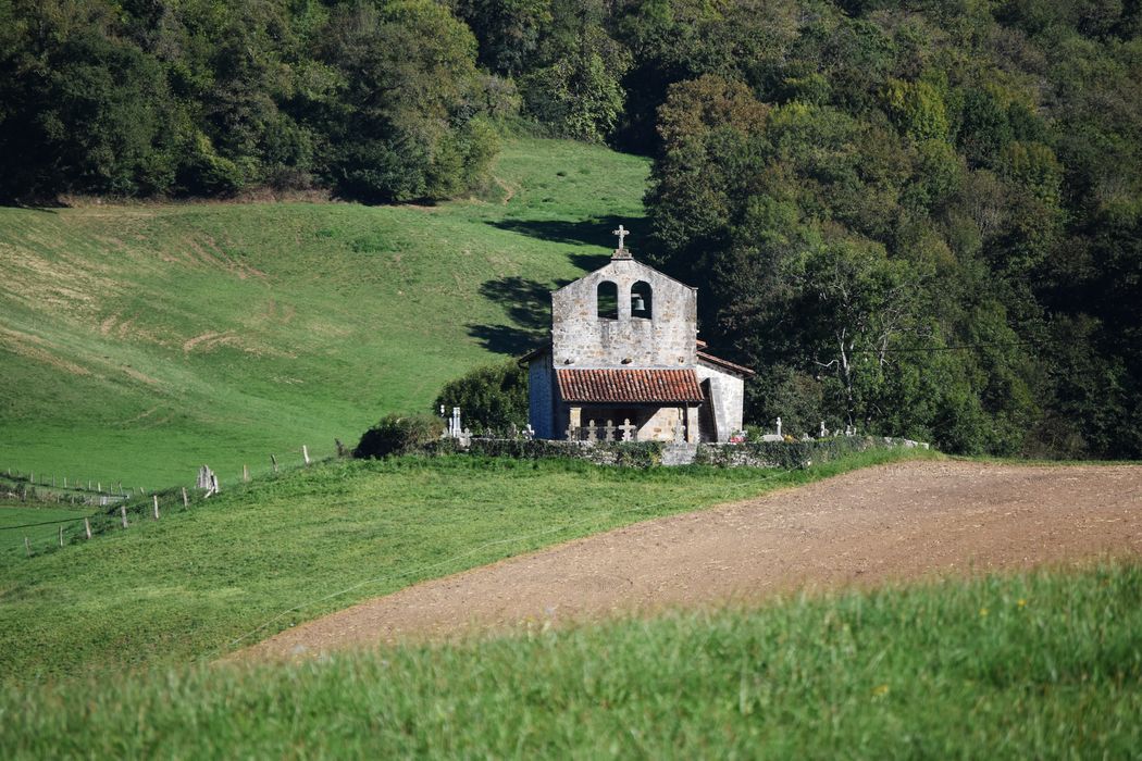 vue générale de l’église dans son environnement depuis l’Ouest