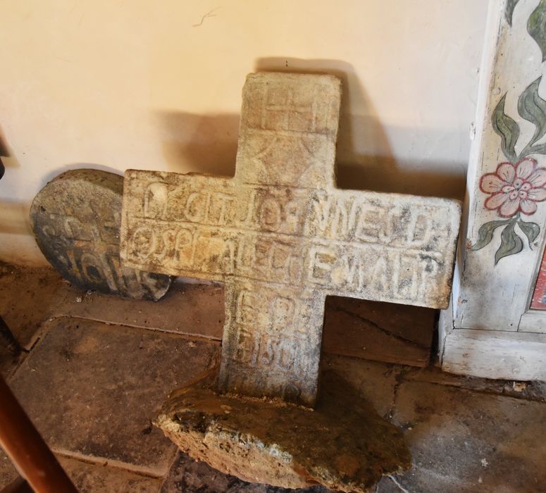 croix d’une des tombes du cimetière déposée