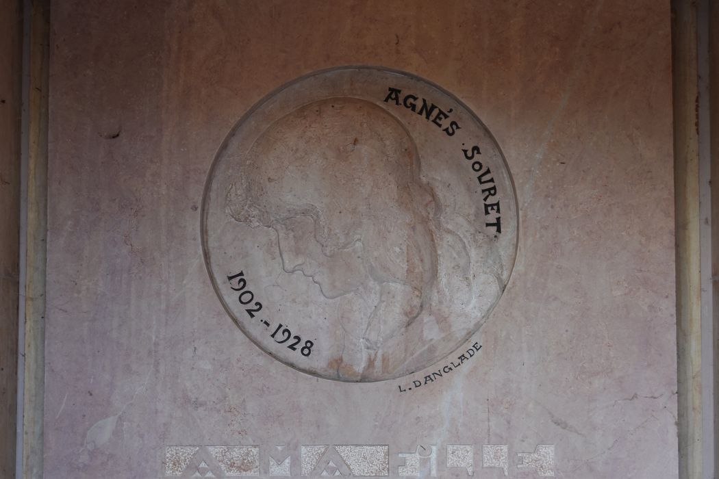 détail du médaillon de profil de la jeune femme