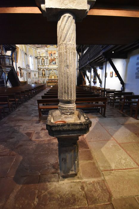colonne-bénitier supportant la tribune