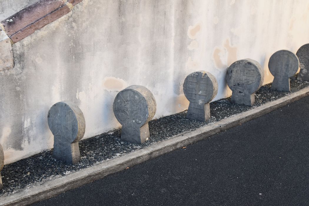 stèles discoïdales