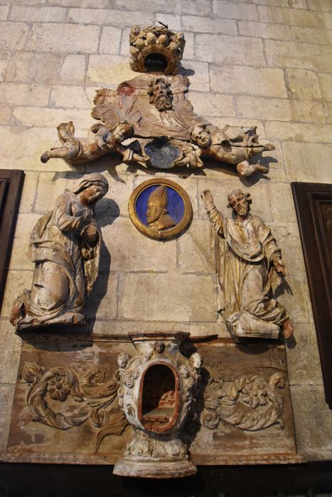 retable fragmentaire (?) : tabernacle, gloire ; statues : Anges, Vierge et Joseph (groupe de la nativité)