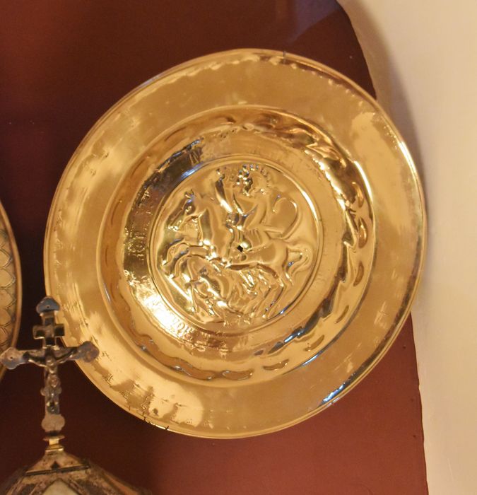 plat de quête : Saint Georges terrassant le dragon