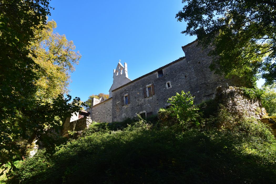 vue partielle de l’église et de l’ancien prieuré depuis l’Ouest