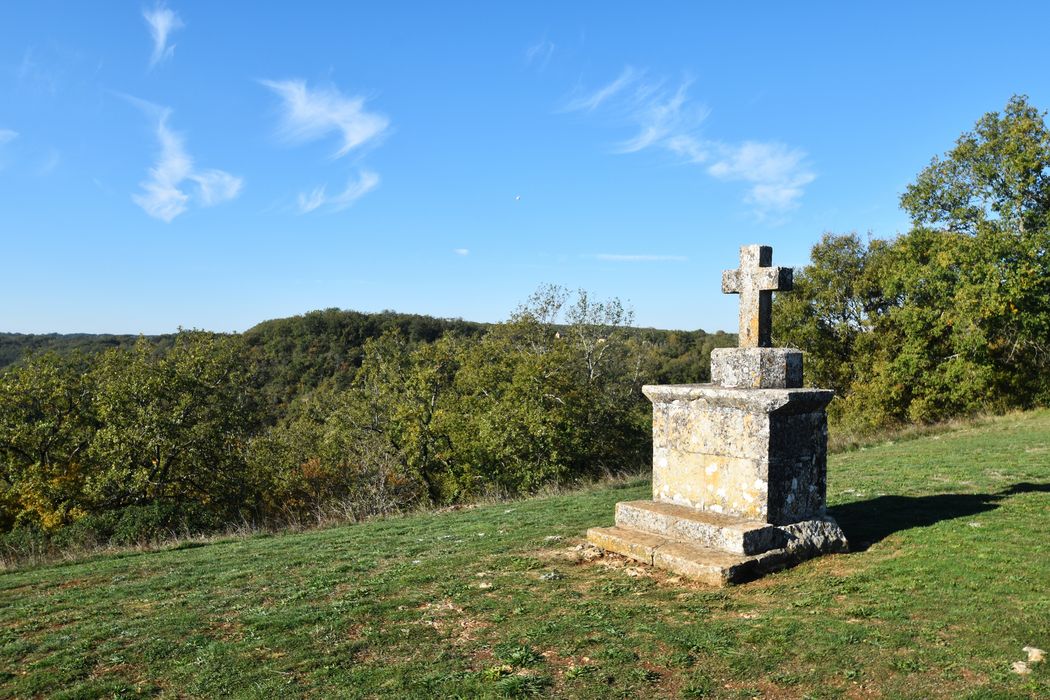 autel situé à l’ouest de l’église