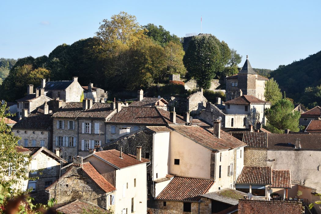 vue générale du site du château dans son environnement depuis l’avenue du Père Évariste Huc au Nord-Ouest