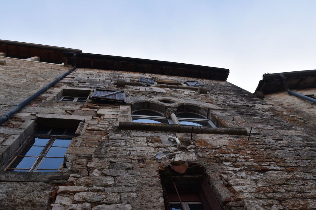 façade postérieure sur la rue Boneta Rescosta, vue partielle