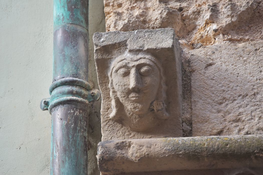 façade sur la place, détail d'un des corbeaux entre le premier et le deuxième niveau