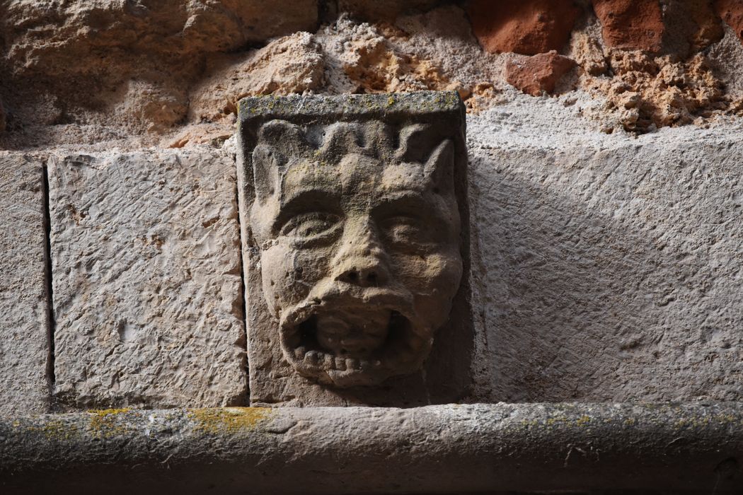 façade sur la place, détail d'un des corbeaux entre le premier et le deuxième niveau