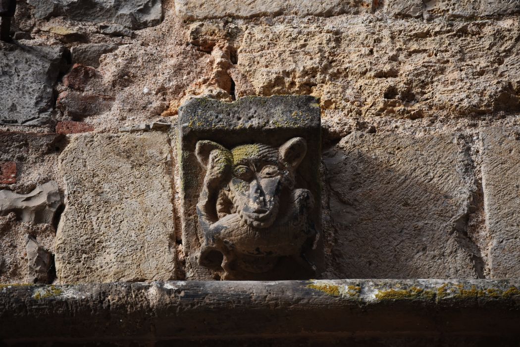 façade sur la place, détail d'un des corbeaux entre le premier et le deuxième niveau