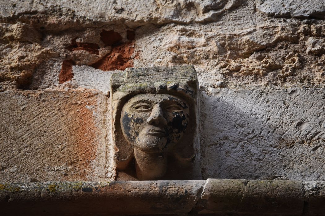 façade sur la place, détail d'un des corbeaux entre le premier et le deuxième niveau