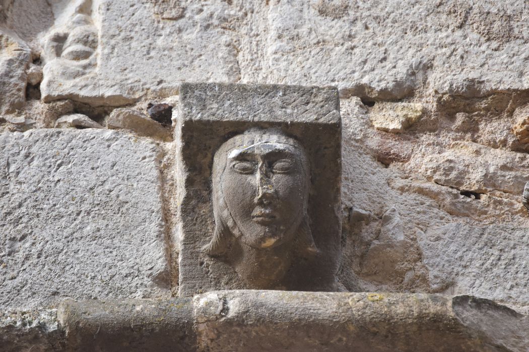 façade sur la place, détail d'un des corbeaux entre le premier et le deuxième niveau