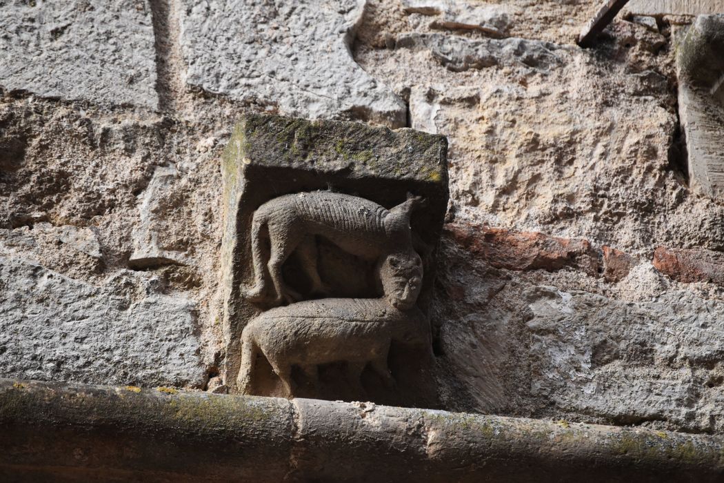 façade sur la place, détail d'un des corbeaux entre le premier et le deuxième niveau