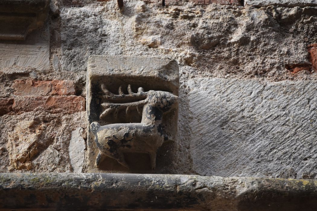façade sur la place, détail d'un des corbeaux entre le premier et le deuxième niveau