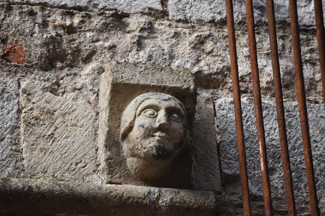 façade sur la place, détail d'un des corbeaux entre le premier et le deuxième niveau